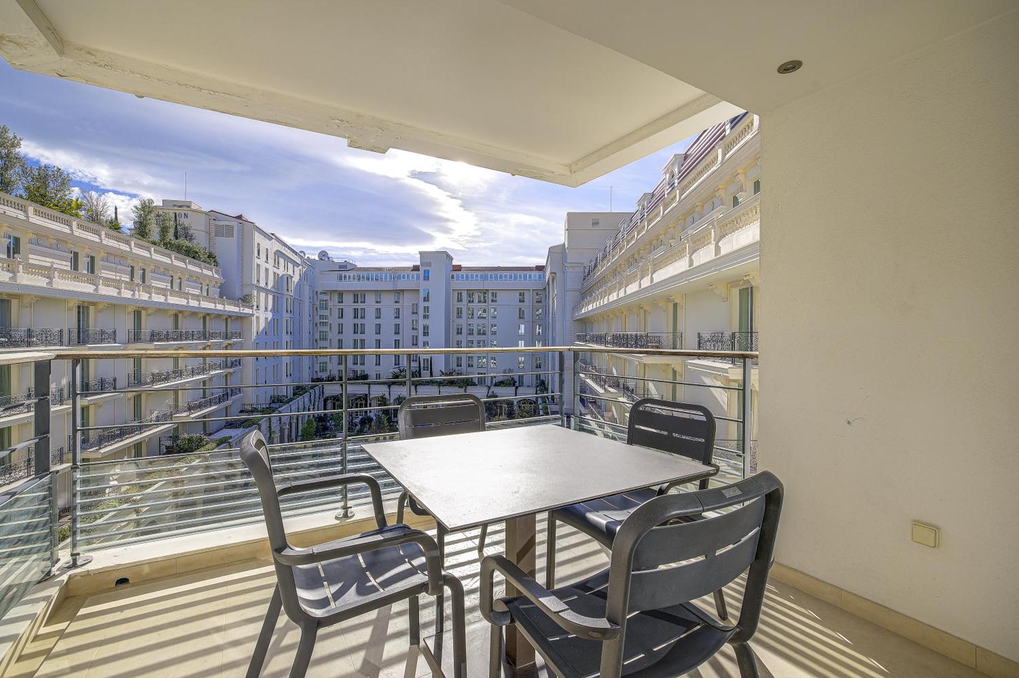 Carlton Riviera كان المظهر الخارجي الصورة
